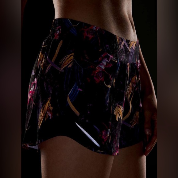 Lululemon Hotty Hot Low-Rise Lined Short 4” Size 6 - Picture 4 of 13